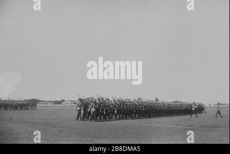 1910, historisch, Indien, draußen auf einem riesigen Paradeplatz, marschieren Truppen der britischen Armee und praktizieren militärische Bewegungen. Stockfoto