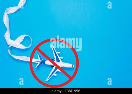Flugverbot für zivile Flugzeuge. Verbotsschild. Stornierung von Flügen aufgrund von Coronavirus. Das Zeichen des Verbots und ein Miniaturspielzeugflugzeug. Stockfoto