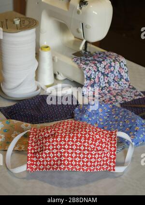 Mailand, Italien. März 2020. Milan, Italien CORONAVIRUS Kreation von Gesichtsmasken mit Stoffausschnitten in verschiedenen Farben Virenschutz für den persönlichen Gebrauch auf dem Foto: Making the Face Masks Credit: Independent Photo Agency/Alamy Live News Stockfoto