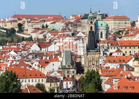 Kleiner Stadtbrücken-Turm an der Karlsbrücke in Prag, Tschechien, sonniger Tag Stockfoto