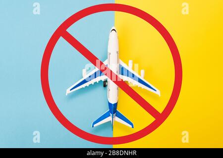 Abstrakte Landebahn mit Flugzeugmodell. Vorlage für Werbeflüge. Coronavirus-Pandemie. Einschränkung ziviler Flüge, Annullierung von Flügen mit Flugzeugen. Stockfoto