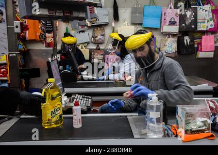 Le Charcutier, Beirut, Libanon. März 2020. Die Mitarbeiter der Supermarkt-Kasse tragen Vollgesicht- und Handschuhe, wenn sie die Einkäufe der Käufer überprüfen. Credit: Elizabeth Fitt/Alamy Live News Stockfoto