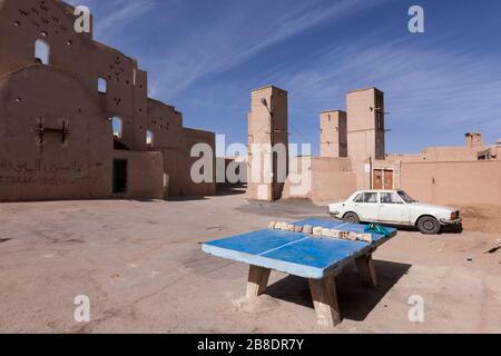 Tischtennisplatte aus Beton vor einem Badgir, Windturm, Yazd, Iran Stockfoto