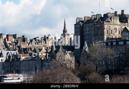 Blick auf die Altstadt von Edinburgh und das Gebäude der City Chambers. Stockfoto