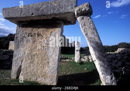 Talati de Dalt Burial Tomb, Menorca, Insel Balearen, der prähistorische Dorfkomplex aus kolumierten Grabkammern, Spanien Stockfoto