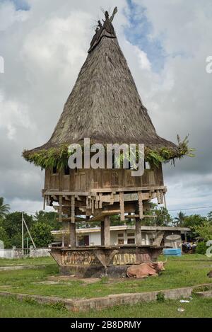 Traditionelle Holzkonstruktion von Fataluku-Menschen in Lospalos, Lauten. Timor Leste (Osttimor). Kuh liegend. Stockfoto