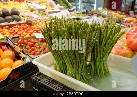 Frischer Spargel und weiteres Gemüse auf dem Lebensmittelmarkt Stockfoto