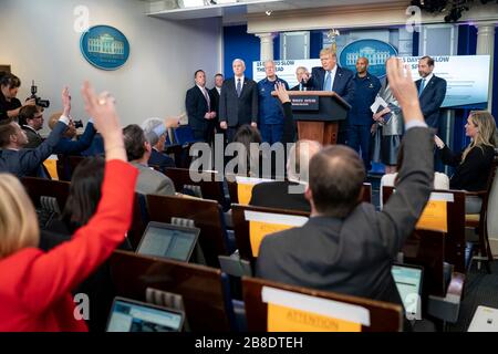 US-Präsident Donald Trump nimmt während der Unterrichtung der Task Force des Weißen Hauses Coronavirus im Presse-Briefing-Raum des Weißen Hauses am 16. März 2020 in Washington, DC, Fragen auf. Stockfoto