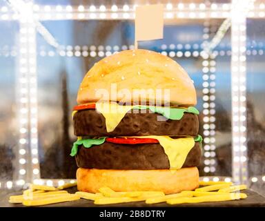 Leere Flaggenoberseite aus Kunststoff-Lebensmittelmodell, Hamburger mit Pommes frites Stockfoto