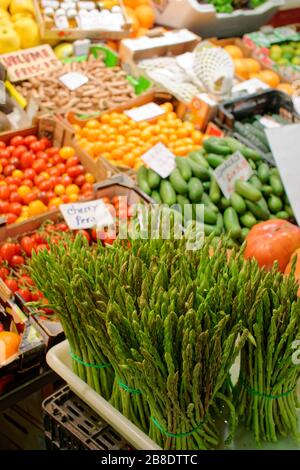 Frischer Spargel und weiteres Gemüse auf dem Lebensmittelmarkt Stockfoto