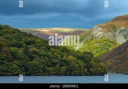 Das Elan Valley in Powys, früher Radnorshire, in Mid Wales im Oktober. Fotografiert mit einem langen Objektiv, um die Landschaft zu komprimieren. Ein gemischter Wettertag. Stockfoto