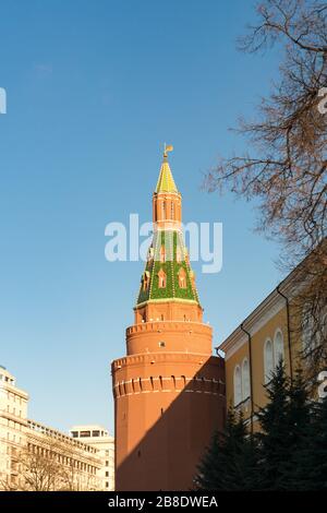 Turm des Moskauer Kreml an sonnigen Tagen Stockfoto