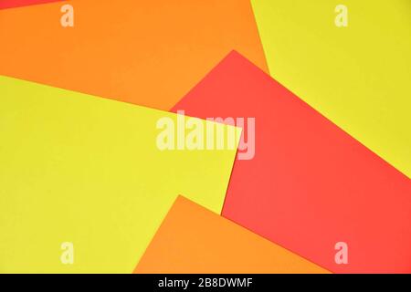 Bunter, Heller Hintergrund Von Blättern Aus Rot-, Gelb- Und Orangenpapier Stockfoto