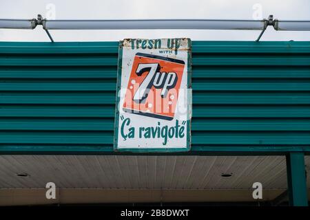 Eine Vintage-Plakatwerbung für die 7UP-Getränke, die für den frankophonen Markt von Kanada bestimmt ist. Stockfoto