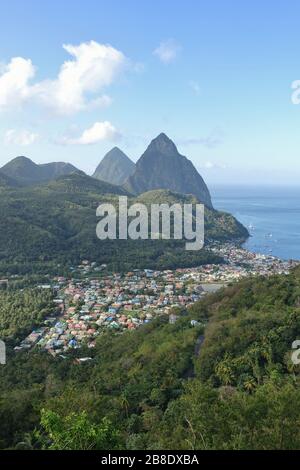 Blick über die Stadt Soufriere auf die Pitons und das karibische Meer in St. Lucia Stockfoto