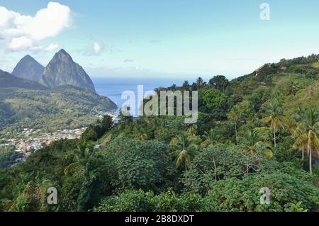 Blick über die Stadt Soufriere auf die Pitons und das karibische Meer in St. Lucia Stockfoto