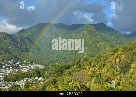 Blick auf einen Regenbogen über die Stadt Soufriere in St. Lucia, Westindien Stockfoto