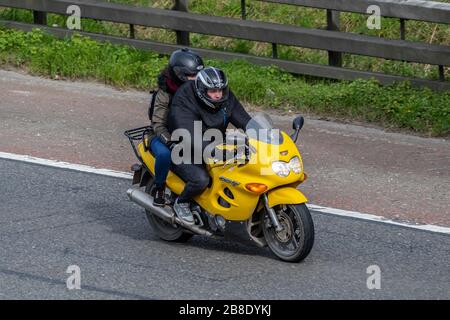 Gelber Suzuki GSX-S1000F Motorradfahrer; Fahrzeugverkehr, zweirädriger Transport, moderne Fahrzeuge, Motorräder, Fahrzeug, Straßen, Motorradfahrer, die auf der Autobahn M6 in Chorley, Großbritannien fahren Stockfoto