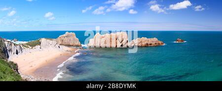 Panoramablick auf den Strand von Arnia, in der Nähe von Santander, Kantabrien, Spanien Stockfoto