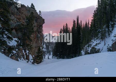 Eine Winterwanderung zum Loch Vale, in der Nähe des Estes Park, Colroado. Stockfoto