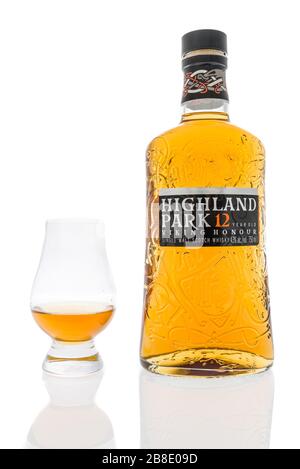 Winneconne, WI - 20. März 2020: Eine Flasche Highland Park 12 Scotch Whiskey mit einem glencairnglas auf isoliertem Hintergrund. Stockfoto