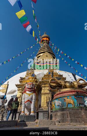 Herrliche Aussicht auf Swayambhunath alias Swayambhu während des sonnigen Tages im Kathmandu-Tal Nepal Stockfoto