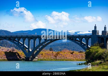 Nahaufnahme von Rogue River oder der Isaac Lee Patterson Memorial Bridge im Curry County, Oregon Stockfoto