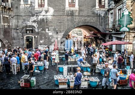 Catania, Italien - 29. Juli 2013: Alter Fischmarkt von Catania auf dem überfüllten Platz Alonzo di Benedetto. Stockfoto