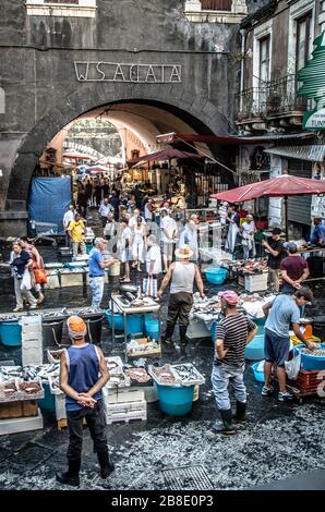 Catania, Italien - 29. Juli 2013: Alter Fischmarkt von Catania auf dem überfüllten Platz Alonzo di Benedetto. Stockfoto