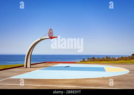 Blick auf den Basketballplatz auf der Ozeanseite im Angel Gate Park in Los Angeles, Kalifornien, USA Stockfoto