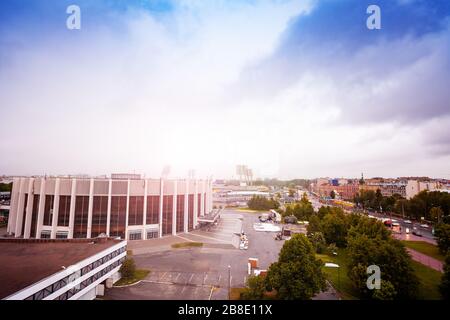 Blick auf den Sportpalast Yubileyny von oben und auf den Prospekt Dobrolyubova in Sankt Petersburg Russland Stockfoto