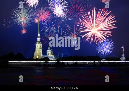 Nachtbild mit Feuerwerk der Festung Peter und Paul über Newa in Sankt Petersburg, Russland Stockfoto