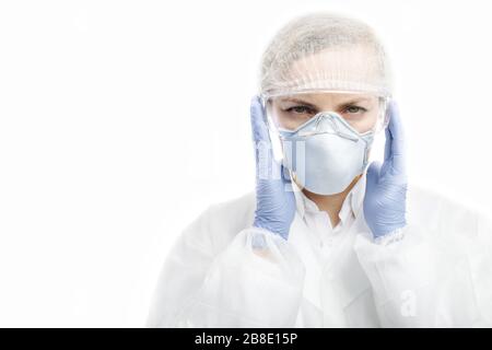 Ernsthafte Frau in schützender medizinischer Kleidung im Studio Stockfoto