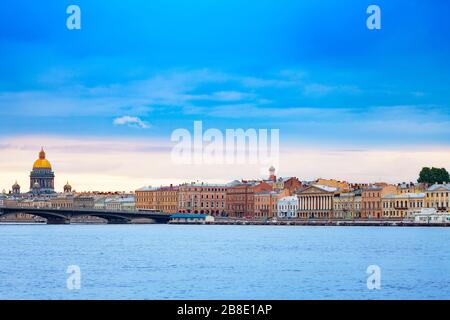 Panorama auf Newa mit der Kathedrale von St. Isaac über und dem Admiralitäts-Embankment, Sankt Petersburg, Russland Stockfoto