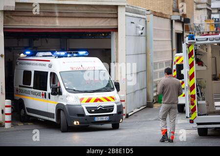 Paris, Frankreich. März 2020. Ein Rettungswagen des Roten Kreuzes zieht am 21. März 2020 in das Krankenhaus Lariboisiere in Paris, Frankreich. Paris ist seit Dienstag auf der Sperrstelle, um die Verbreitung des Coronavirus einzudämmen, wobei die Bürger gezwungen sind, eine Beschattung oder Schreibarbeit zur Erklärung ihrer Ursache für das sein außerhalb zur Verfügung zu stellen. (Foto von Daniel Brown/Sipa USA) Credit: SIPA USA/Alamy Live News Stockfoto