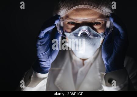 Porträt der Wissenschaftlerin in medizinischer Schutzuniform Stockfoto