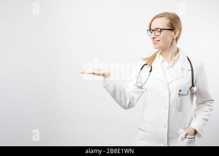 Portrait weiblicher medizinischer Fachkraft mit offener Handfläche im Studio Stockfoto