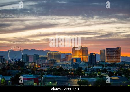 USA, Nevada, Clark County, Las Vegas. Ein wunderschöner Blick auf die berühmte Skyline von Las Vegas mit Kasinos, Hotels und Riesenrad auf dem Streifen. Stockfoto