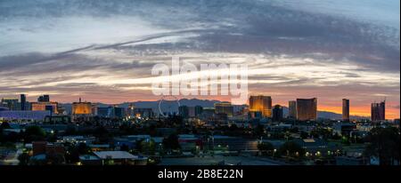 USA, Nevada, Clark County, Las Vegas. Ein Blick auf die Skyline von Kasinos, Hotels und Riesenrad auf dem Strip. Stockfoto
