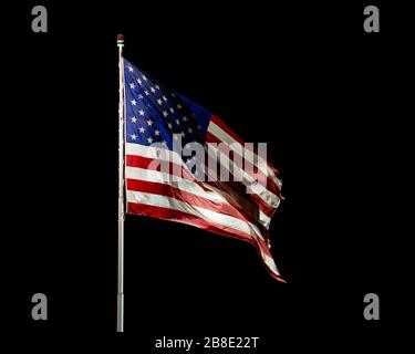 USA, Nevada, Mineral County: Stars und Streifen. Eine beleuchtete amerikanische Flaggenlappen im Wind gegen ein schwarzes Nachtfeld außerhalb des Hawthorne Army Depot, UN Stockfoto