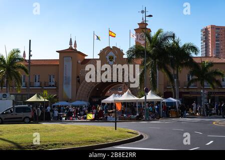 Santa Cruz de Tena, Spanien - 19. Januar 2020: Die Recova veranstaltet el Mercado de Nuestra Senora de Africa, den Hauptmarkt in Santa Cruz, der eröffnet wurde Stockfoto