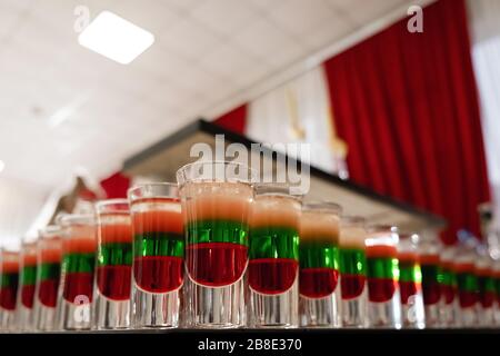 Verschiedene frische alkoholische Cocktails in Glas auf Bartisch, viele bunte Getränke. Party- und Feiertagskonzept Stockfoto