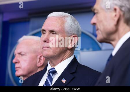 Washington, Vereinigte Staaten Von Amerika. März 2020. Vizepräsident der Vereinigten Staaten Mike Pence hört während einer Pressekonferenz zur Coronavirus Krise im Brady Press Briefing Room des Weißen Hauses in Washington, DC am Samstag, 21. März 2020 zu. Kredit: Stefani Reynolds/Pool über CNP weltweite Nutzung Credit: Dpa / Alamy Live News Stockfoto