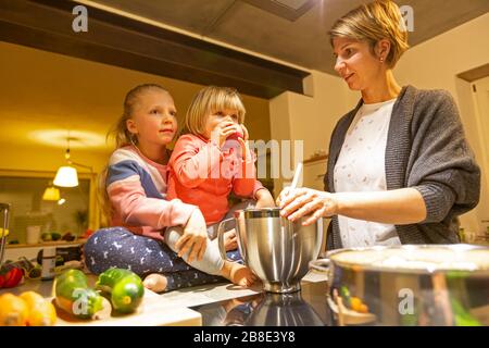 Mutter und Tochter haben beim Kochen Spaß in der Küche Stockfoto