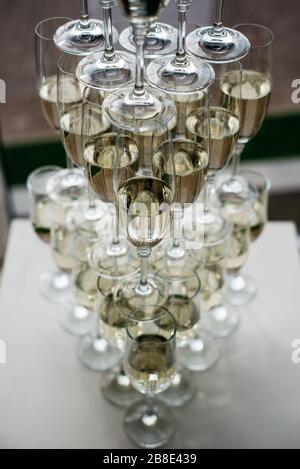 Viele Gläser frischer Champagner auf Party und Feiertag. Konzept der alkoholischen Getränke Stockfoto
