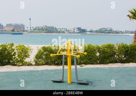 Turnstyle Trendajor mit Ringen am Strandabschnitt Stockfoto