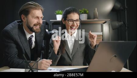 Zwei Kollegen freuten sich über den Erfolg Stockfoto