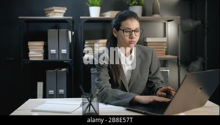 Junge Geschäftsfrau arbeiten am computer Stockfoto
