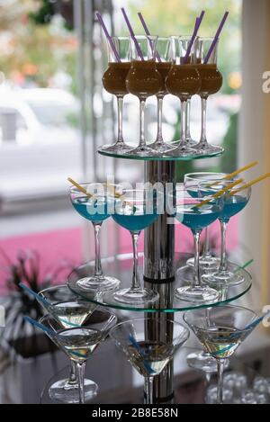 Verschiedene frische alkoholische Cocktails in Glas auf Bartisch, viele bunte Getränke. Party- und Feiertagskonzept Stockfoto