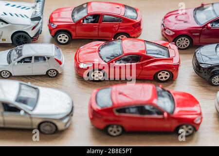 Bunte Spielzeugautosammlung auf Holztisch. Selektiver Fokus Stockfoto